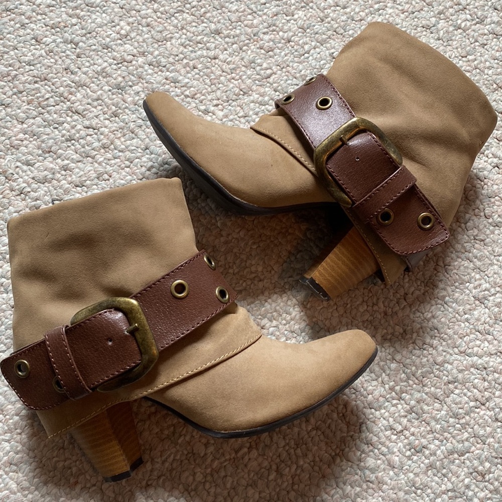 Decree tan women’s boots with buckle